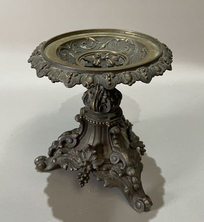 Tazza en bronze sculpté de feuilles, rinceaux,...