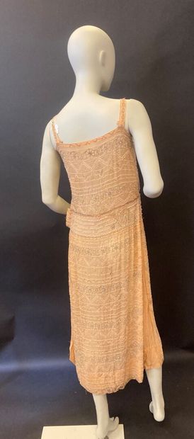 Partie de la garde-robe du soir d'une élégante,...