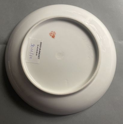 Sous-tasse en porcelaine au chiffre en dorure...