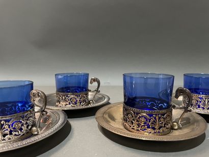 Huit montures de tasses à en métal argenté...