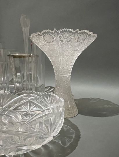 Lot de vases et coupes en cristal et verre...