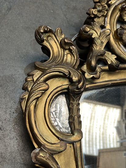 Miroir à parecloses en bois sculpté et doré...