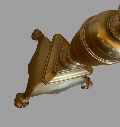 Suite de trois lampadaires en bronze formant...