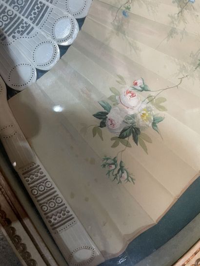 Eventail à 16 brins d'os, la feuille en papier...