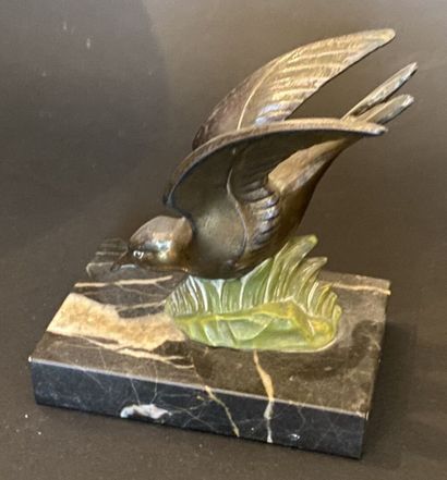Serre-livres en bronze à patine doré et émaillé...