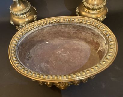 Lot de pièces en cuivre dont jardinière et...