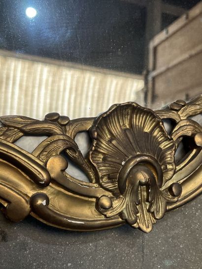 Miroir à parecloses en bois sculpté et doré...