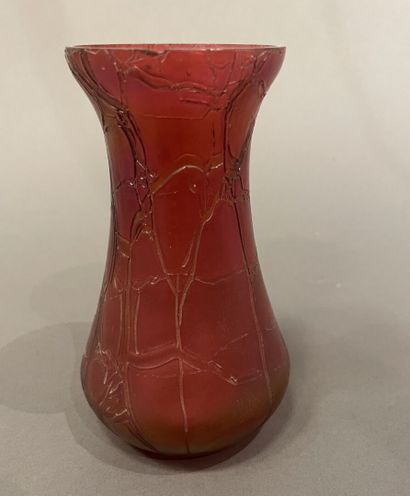 Petit vase balustre en verre irisé.
Dans...