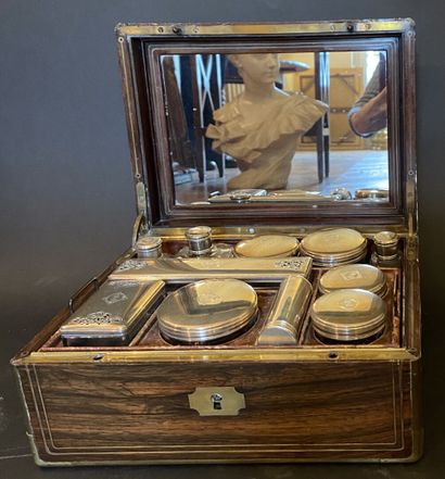 Coffret de toilette en placage de palissandre...