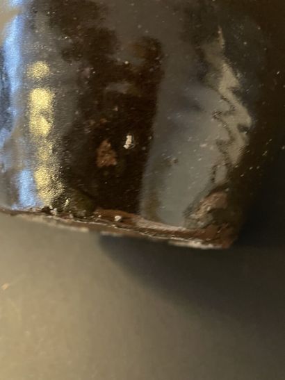 JAPON
Vase bouteille en grès émaillé noir...