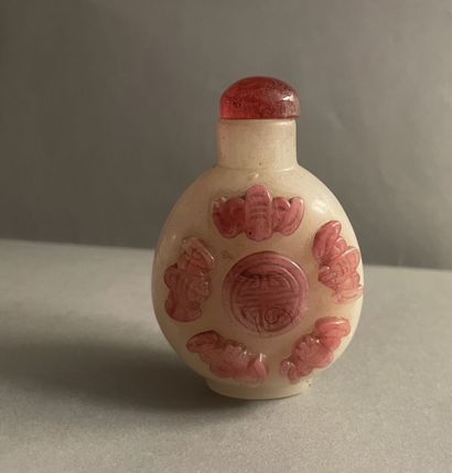 Tabatière en agate rouge et blanche, la panse...