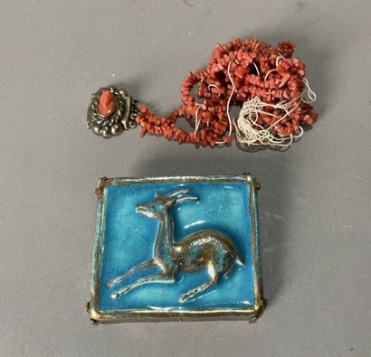 Collier en corail très accidenté, fermoir...