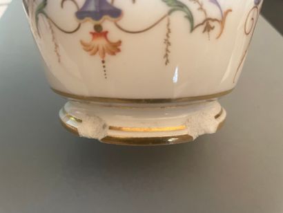 Service tête à tête en porcelaine à décor...
