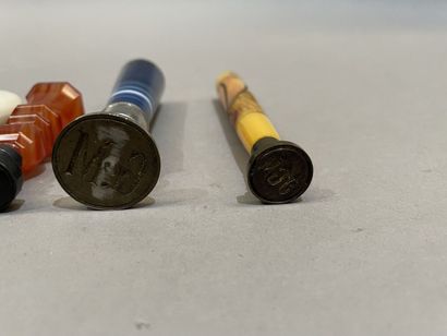 Lot de cachets en pierre dure, nacre, bronze...