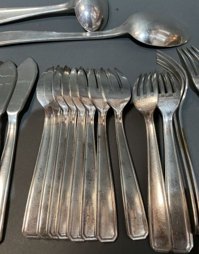 Partie de ménagère de couverts en métal argenté,...