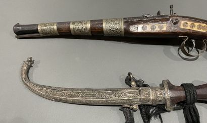 Pistolet en bois et incrustation d'os et...