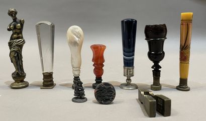 Lot de cachets en pierre dure, nacre, bronze...