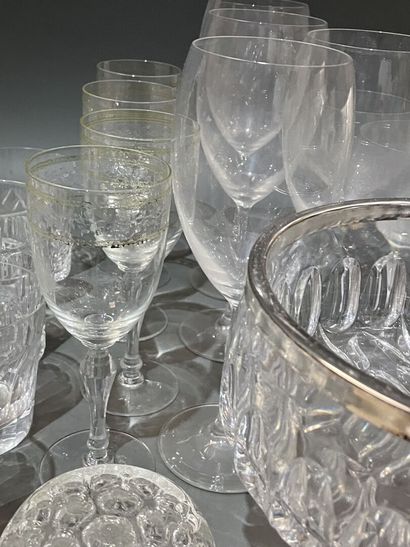 Lot de verres à pieds, certains en cristal...