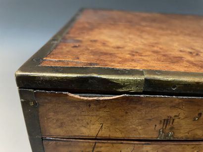 Ecritoire de voyage en ronce de noyer à plateau...