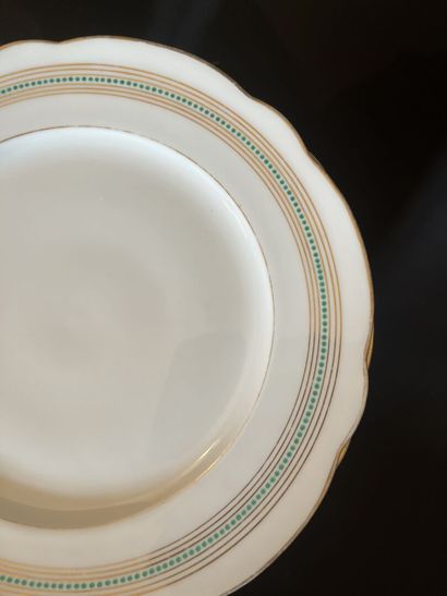 Partie de service de table en porcelaine...