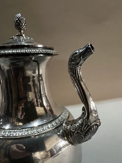 Cafetière balustre en argent, le déversoir...