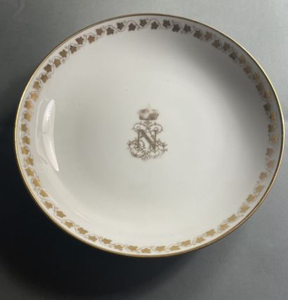 Sous-tasse en porcelaine au chiffre en dorure...