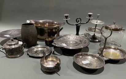 Lot de métal argenté : coupes, bougeoir et...