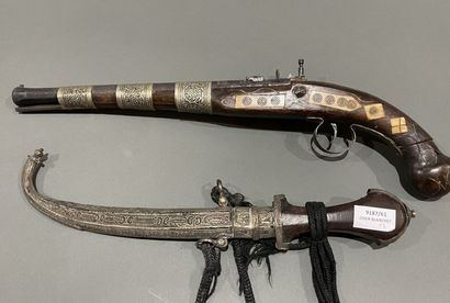 Pistolet en bois et incrustation d'os et...