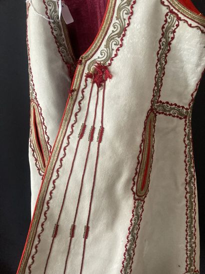 Gilet long brodé d'un ensemble de mariée...