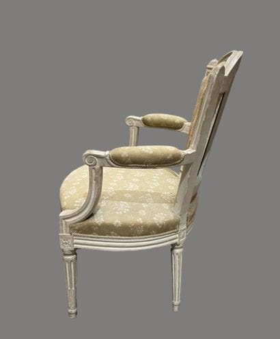 Petit canapé et paire de fauteuils en bois...