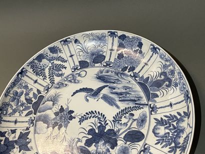 Plat en porcelaine à décors en camaïeu bleu...