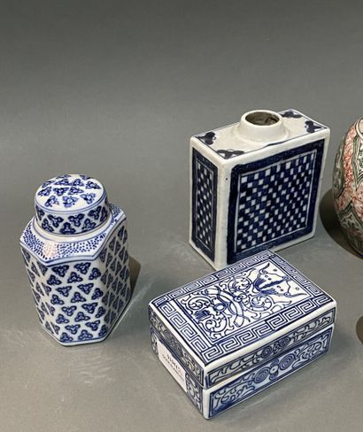 Lot vases, boîtes, oreiller en porcelaine...