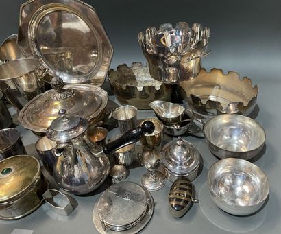 Lot de métal argenté : timbales, casseroles...