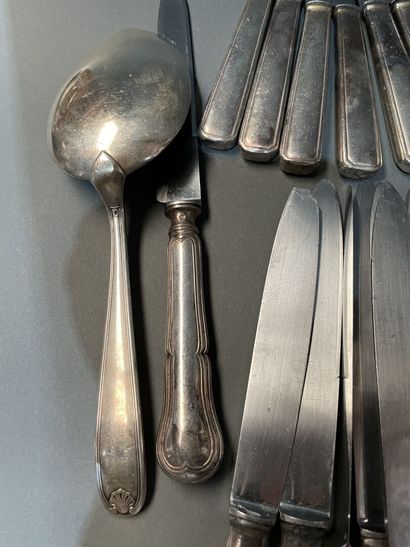 Partie de ménagère de couverts en métal argenté,...