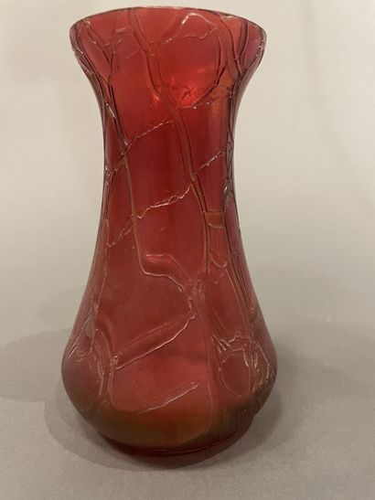 Petit vase balustre en verre irisé.
Dans...
