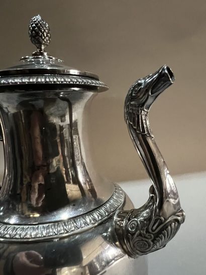 Cafetière balustre en argent, le déversoir...