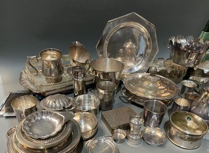 Lot de métal argenté : timbales, casseroles...