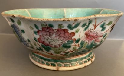 CHINE - Fin XIXème siècle
Bol polylobé sur...
