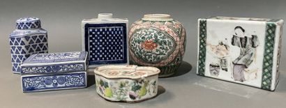 Lot vases, boîtes, oreiller en porcelaine...