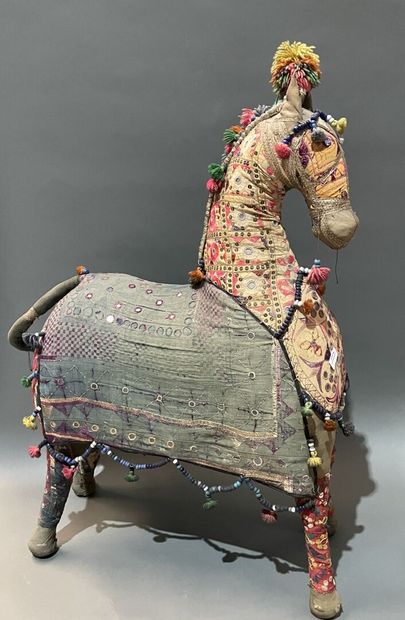 Cheval en patchwork de tissus, broderie et...