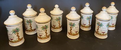 Huit pots à pharmacie en porcelaine à décor...