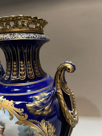 Paire de vases en porcelaine de forme balustre...