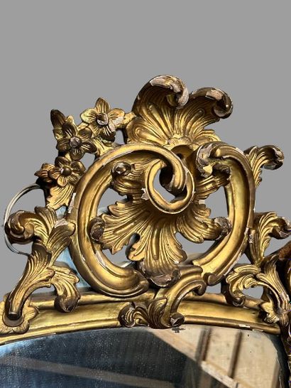 Miroir à parecloses en bois sculpté et doré...