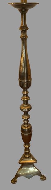 Suite de trois lampadaires en bronze formant...