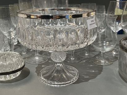Lot de verres à pieds, certains en cristal...