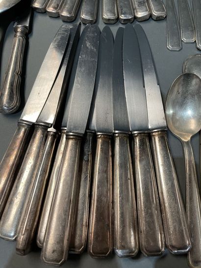 Partie de ménagère de couverts en métal argenté,...