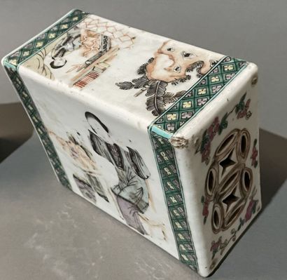 Lot vases, boîtes, oreiller en porcelaine...