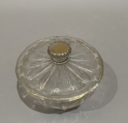 Bonbonnière en verre à décor peignér or....