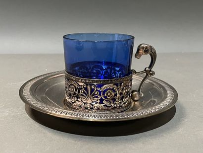 Huit montures de tasses à en métal argenté...