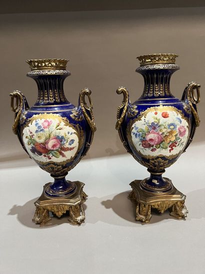 Paire de vases en porcelaine de forme balustre...